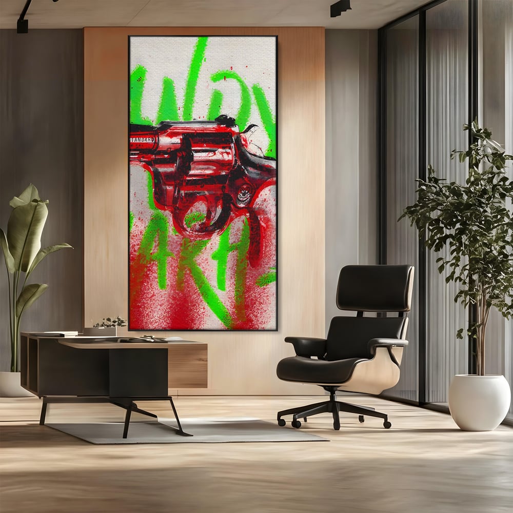Tablou canvas cu tablou canvas cu pistol rosu si graffiti, in rama de aluminiu negru, pe perete intr-un birou
